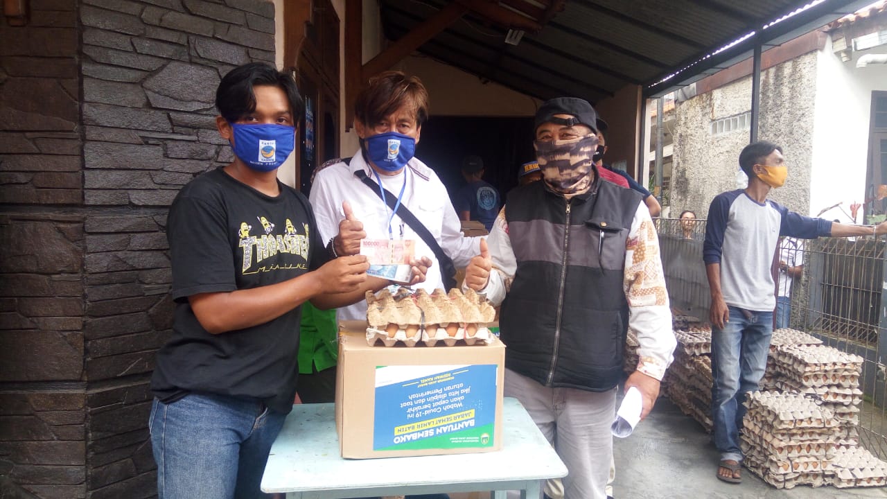 Petugas Penanganan Covid-19 Kelurahan Cibadak, Distribusikan Sembako Bantuan Pemprov Jabar